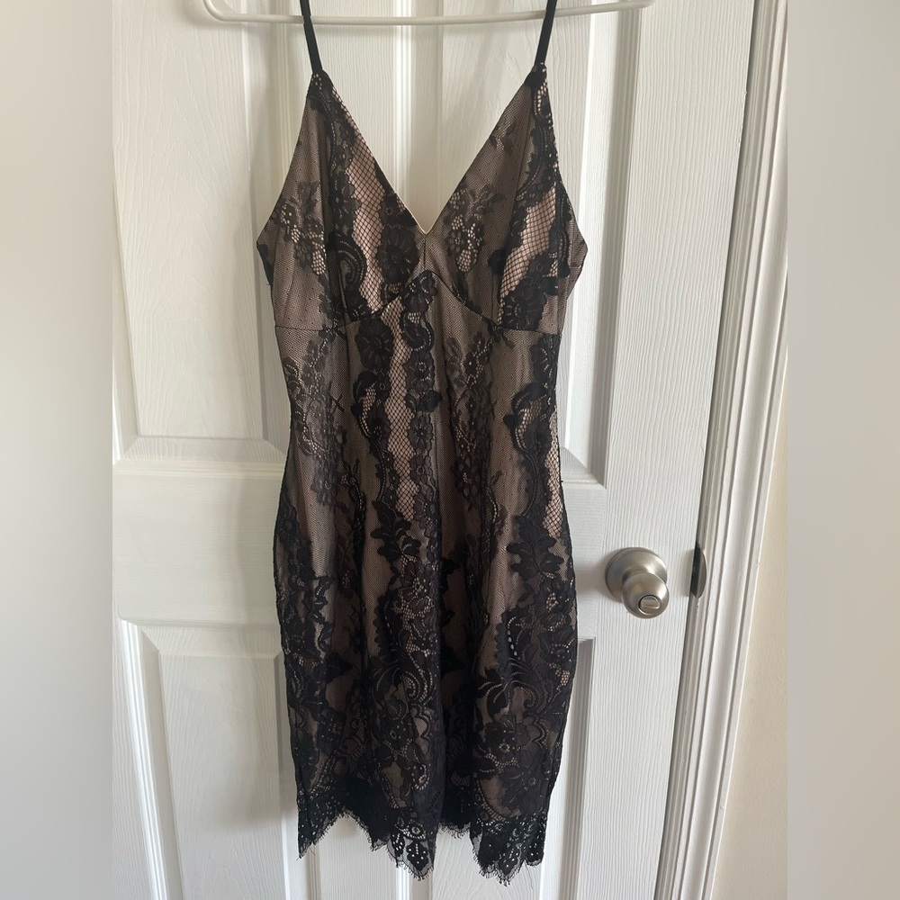 Black lace tan underneath.. size small. Tag was removed very sexy dress